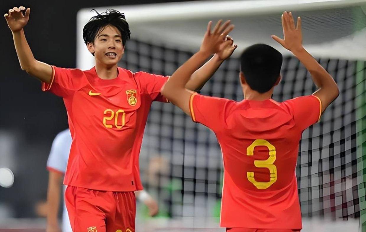 李镇全将被德甲狼堡队以490万转会费引进，重庆球迷祝福回应，却是假新闻